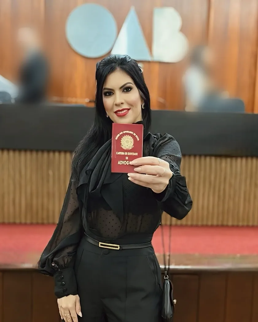 Dra. Marília Sebba segurando a carteira de advogada da OAB
